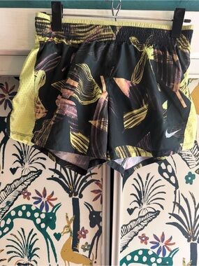 Nike Women's Black & Yellow Abstract Print Athletic Shorts